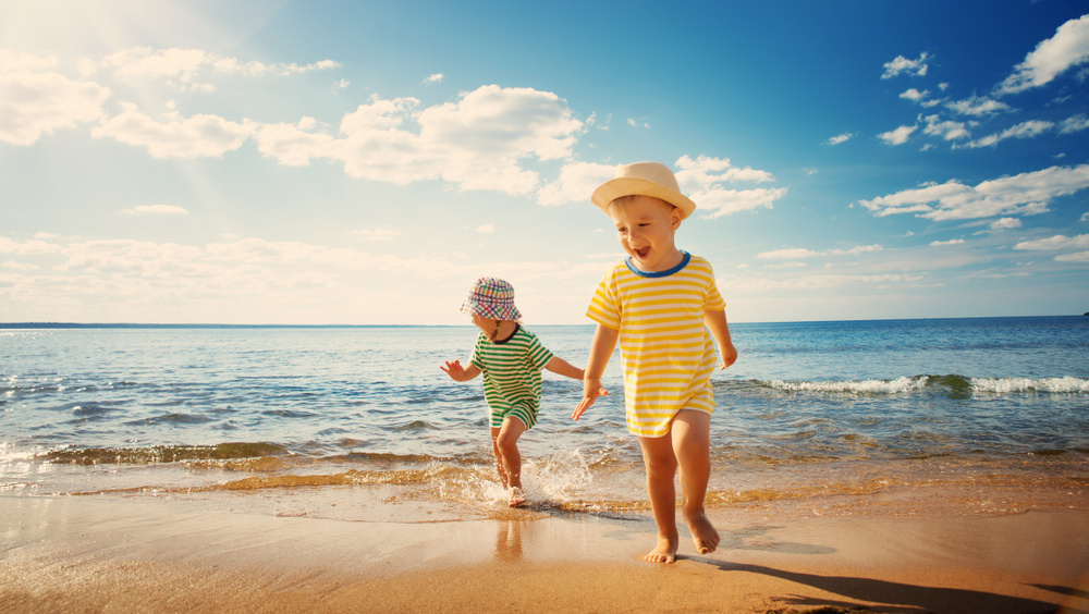     Фото: LeManna/Shutterstsock/FOTODOM Купание в водоемах, загрязненных мазутос опасно особенно детям