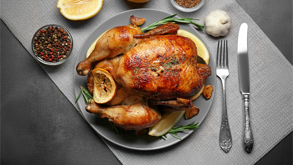 Целая курица, запеченная в мультиварке.