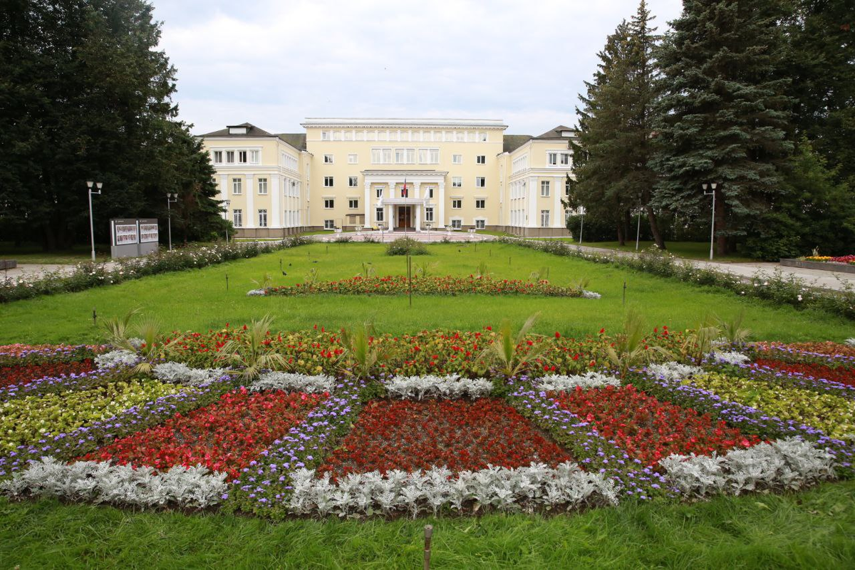 Красивые клумбы возле ФЭИ. Обнинск. 