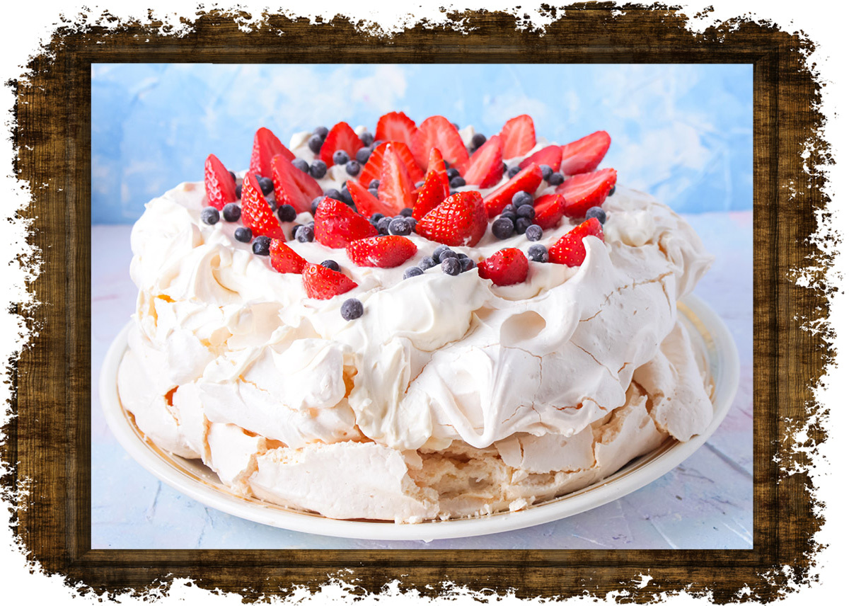 Украшенный ягодами торт "Павлова". Фото в свободном доступе. 