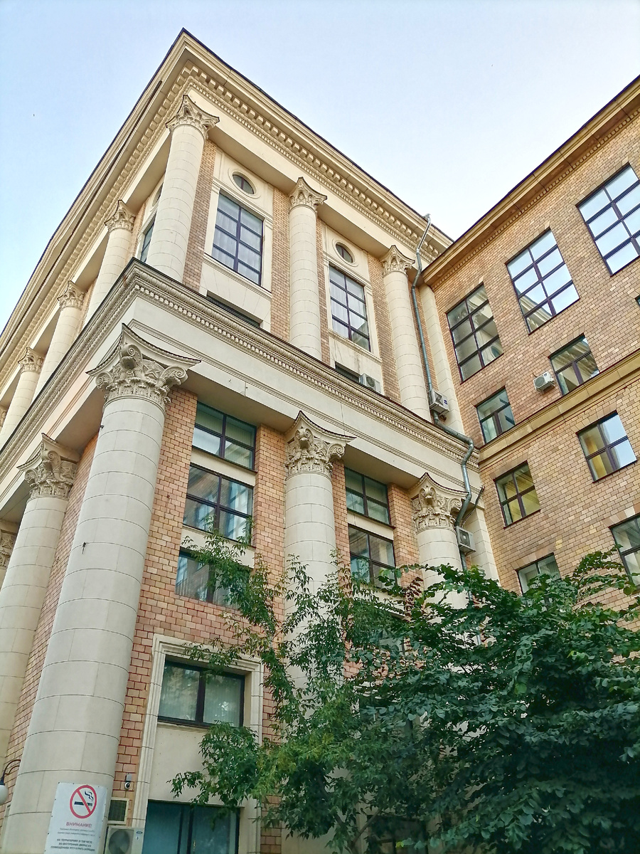 Российский государственный гуманитарный университет (РГГУ) на Миусской площади, д. 6. 