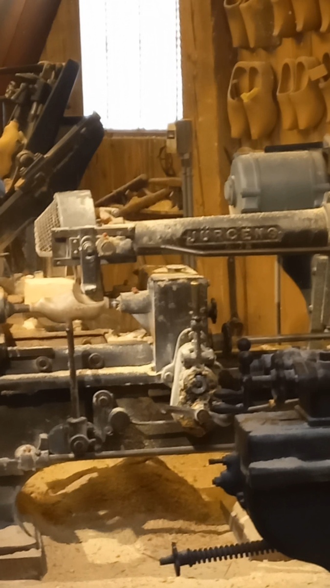 Мастерская по изготовлению кломпов. Фото автора. 