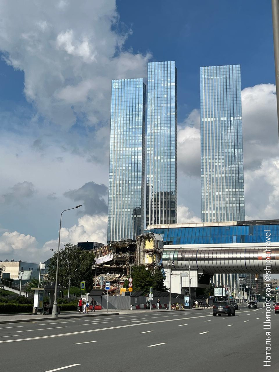 Идеальная симметрия небоскребов и хаос разрушения у их подножия. Таким «Сити» вы еще не видели