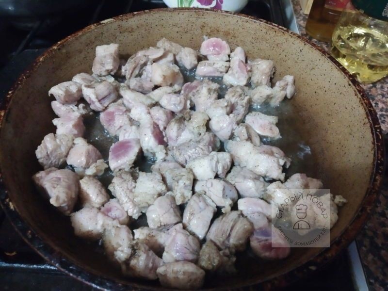 Обжариваем мясо