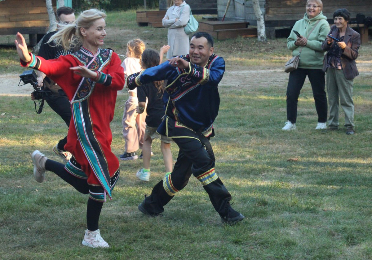 Андрей Кя проводит мастер-класс по национальным танцам.