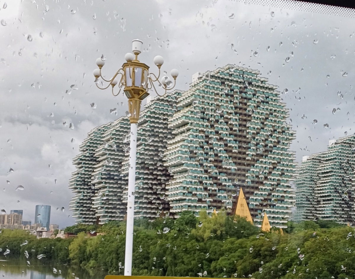 Дома-деревья - одна из достопримечательностей города.