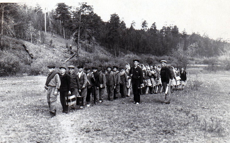 Вчерашний школьник с детдомовцами. Фото из архива Л. Пластинина