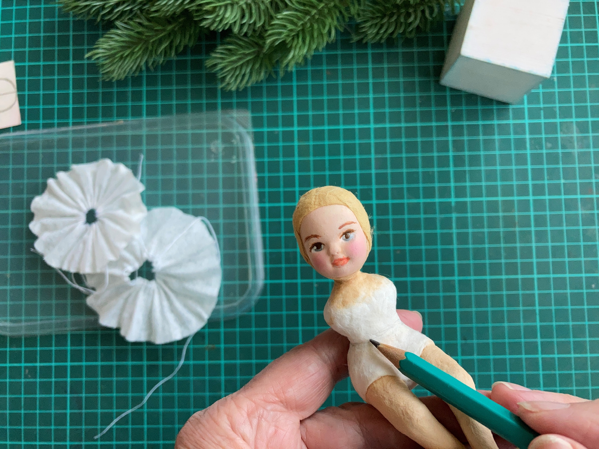 Отмечаю линию крепления первого слоя юбочки. Фото автора.