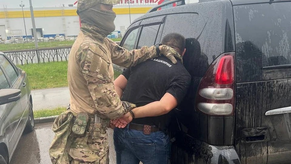 Лицом в асфальт: силовики пришли за экс-чиновником – при обыске у него дома нашли общие фото с боевиками