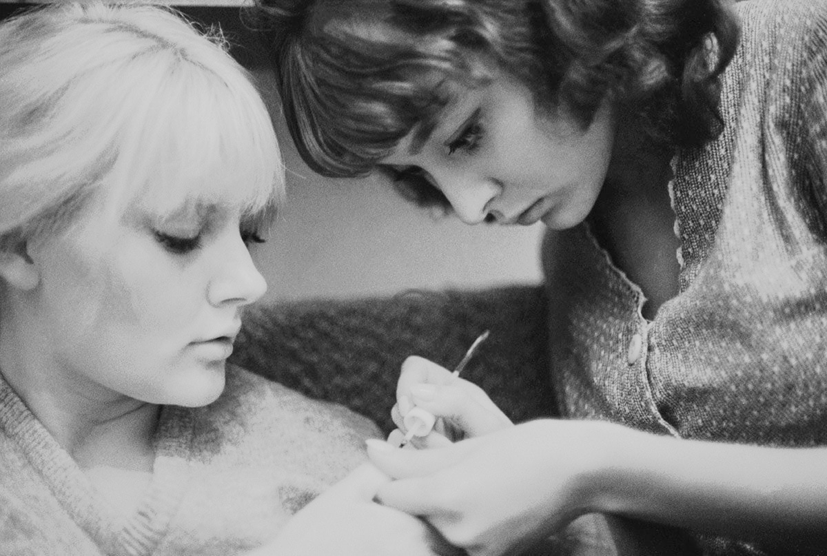 Советские девушки очень часто делали маникюр в домашних условиях и наши мужчины помнят этот запах от жидкости для снятия лака