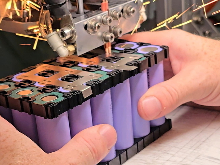     Подобные источники питания используются в беспилотных системах, морской технике и других устройствах. Фото: пресс-служба Правительства Петербурга.