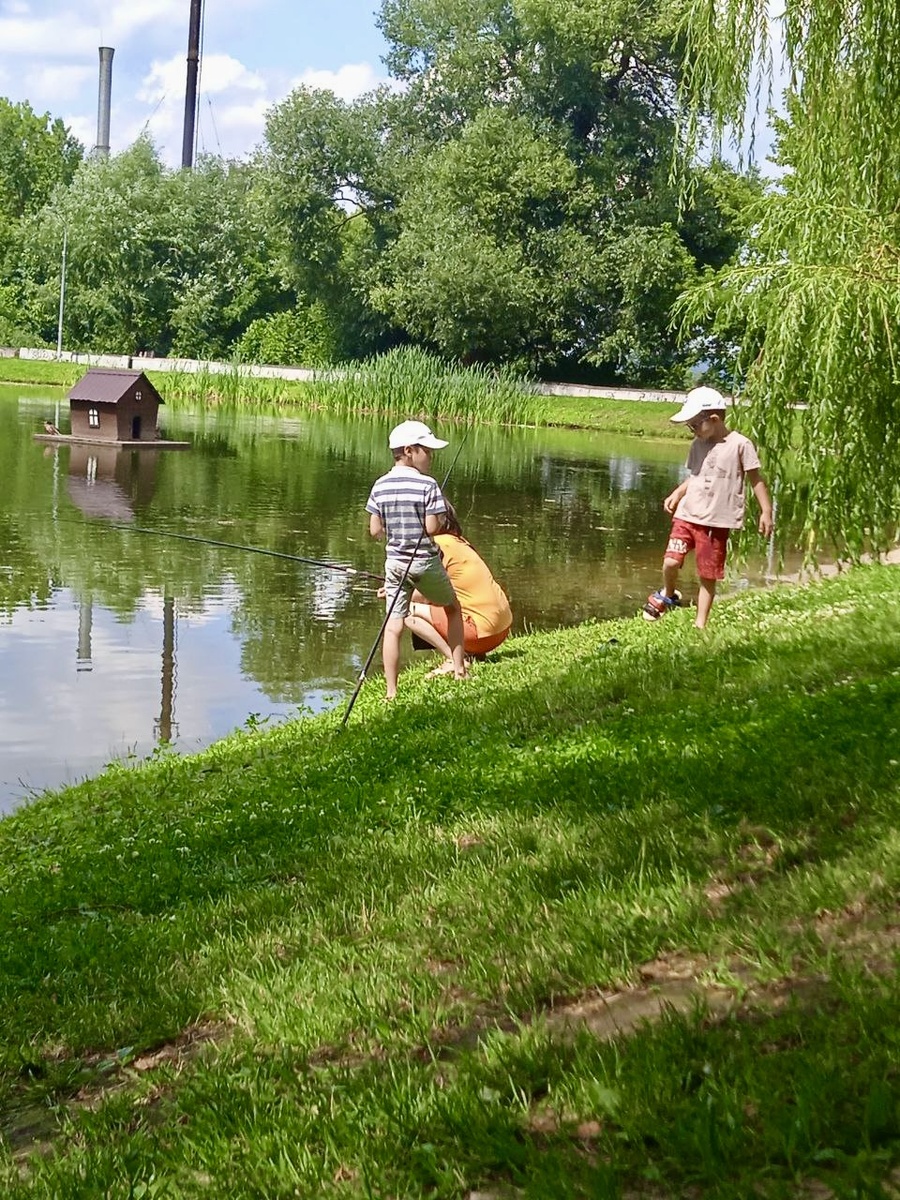 Мальчишки с бабушкой 