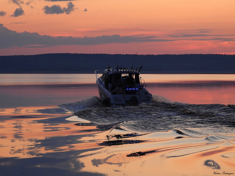    Завораживающими кадрами летних закатов и рассветов поделился житель ПетрозаводскаВартан Цатурян