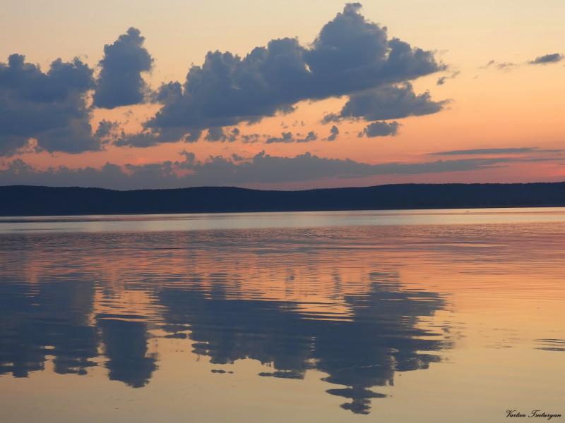    Завораживающими кадрами летних закатов и рассветов поделился житель ПетрозаводскаВартан Цатурян