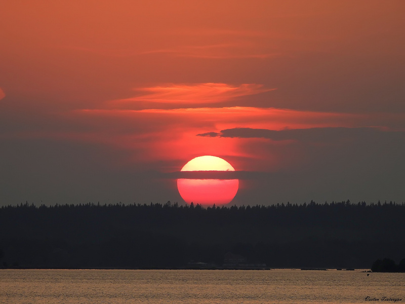    Завораживающими кадрами летних закатов и рассветов поделился житель ПетрозаводскаВартан Цатурян