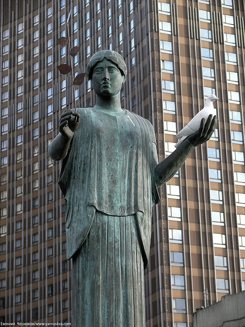 Скульптурная композиция «Мир»