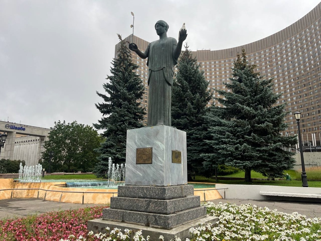 Композиция установлена в Москве на площади Шарля де Голля перед гостиницей «Космос»