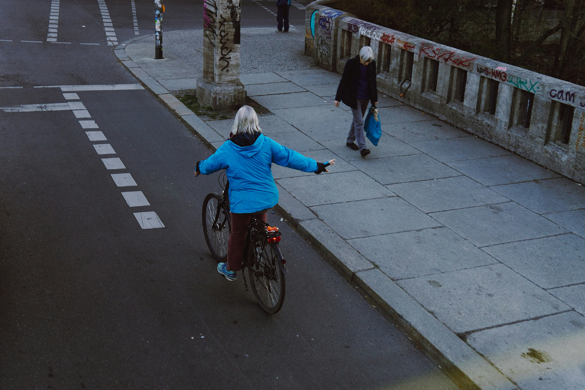 Фото: Victoria Prymak, https://unsplash.com/photos/a-woman-riding-a-bike-down-a-street-qB2VHI4Y1iE