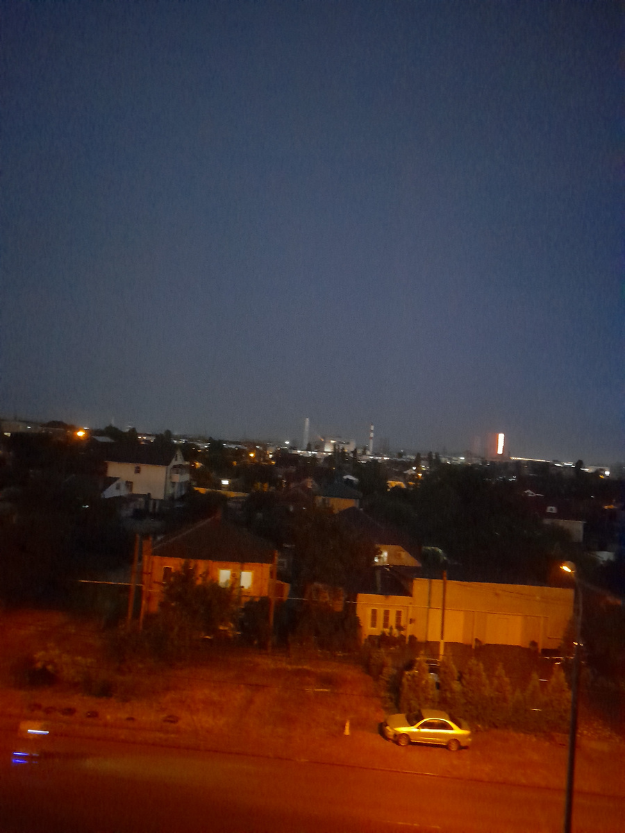 Фото непередает молнию,там пря раскаты били в световые башни