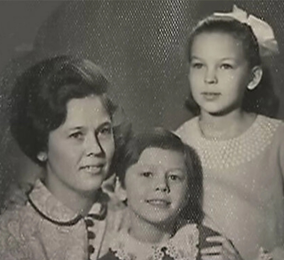 Полина Николаевна и ее дочери: Ирина и Наташа / Фото из открытых источников