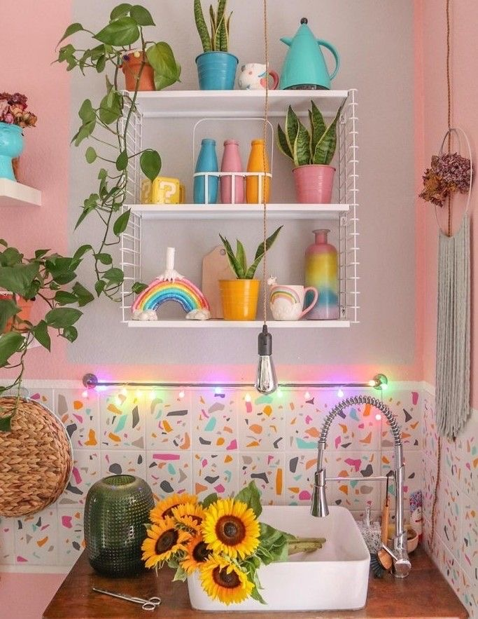 Яркие цвета, смелые текстуры, акцент на деталях, атмосфера радости и легкой наивности – так его можно описать в общих словах.