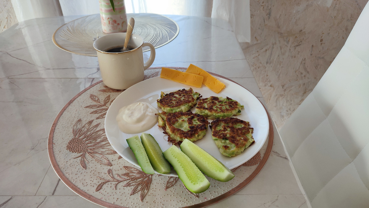 Завтрак: кабачковые оладьи со сметаной, огурец, сыр, кофе