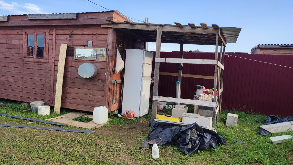 Бытовка, пристройка, холодильник, который привезли строители 