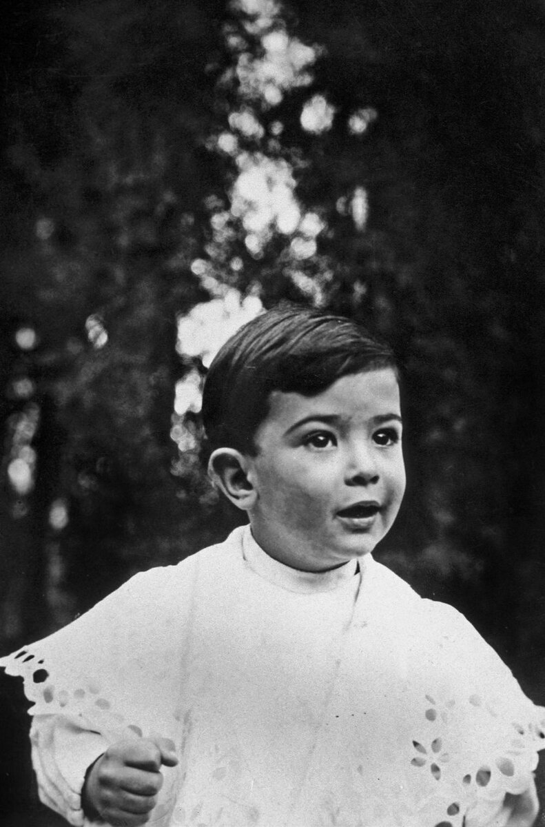 Детское фото Сальвадора Дали. Фото с сайта Яндекс картинки.