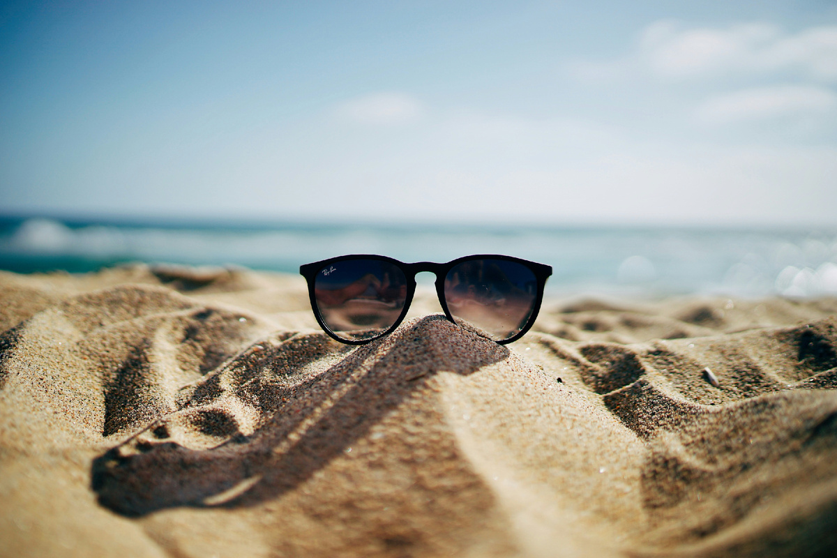 Фото: Ethan Robertson, https://unsplash.com/photos/black-ray-ban-wayfarer-sunglasses-on-beach-sand-SYx3UCHZJlo