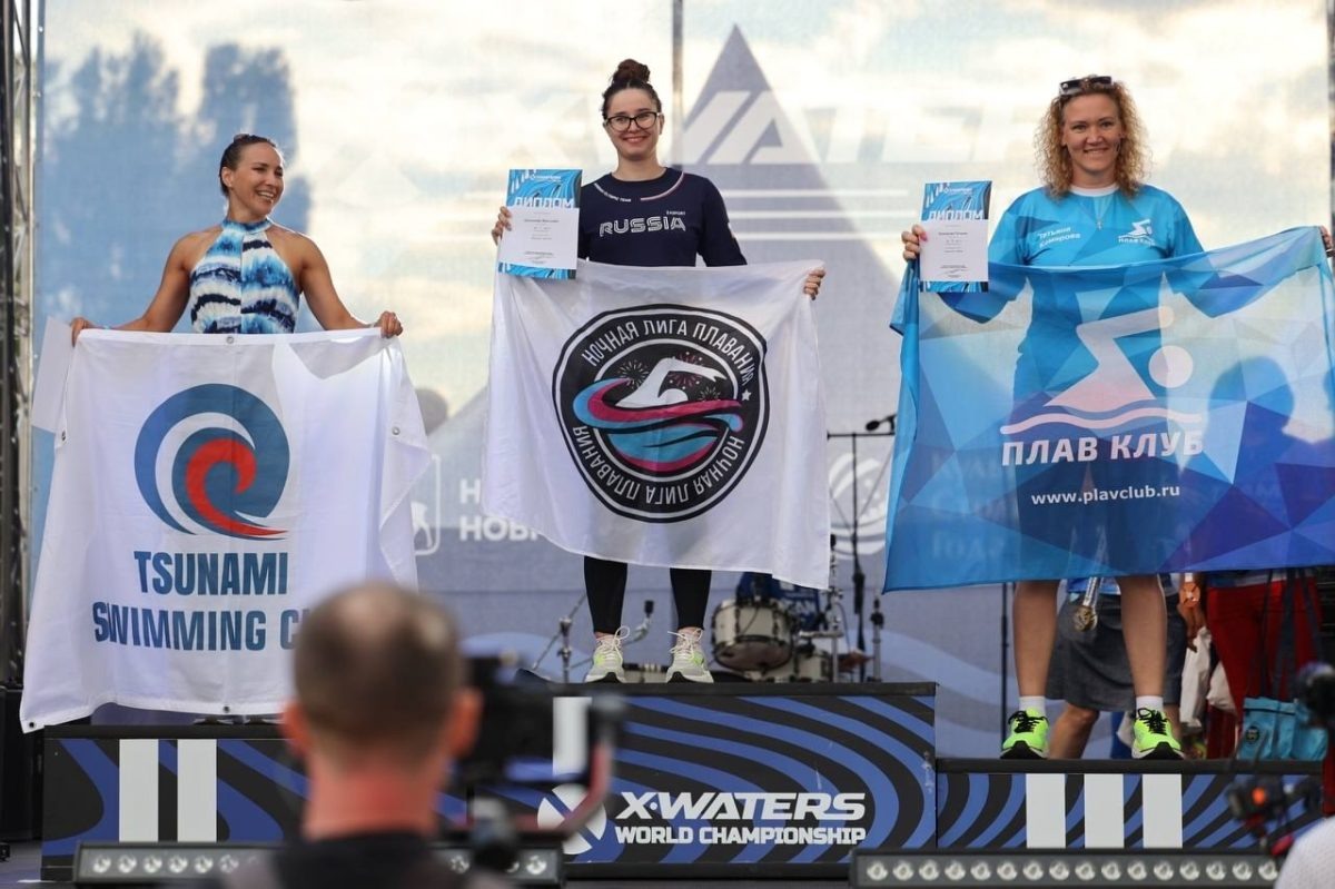    Ярослава Шалунова на вершине пьедестала после победы на Истринском водохранилище