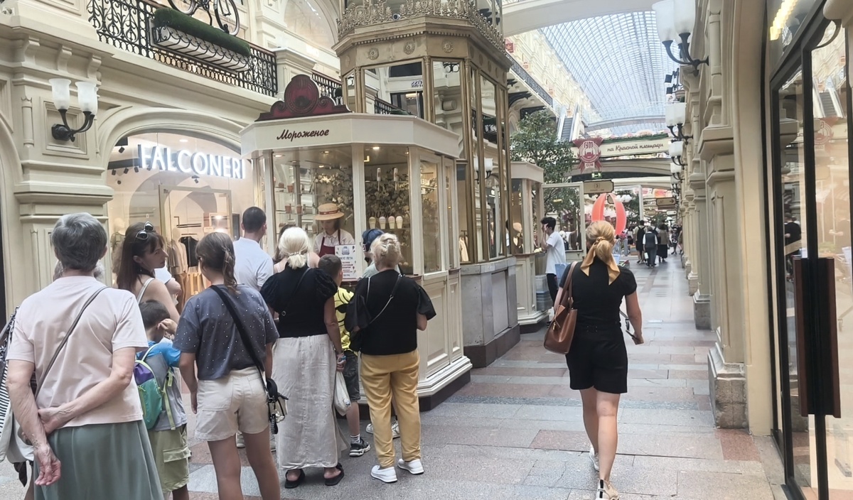 Удивительно, очередь за ГУМовским мороженым до сих пор.