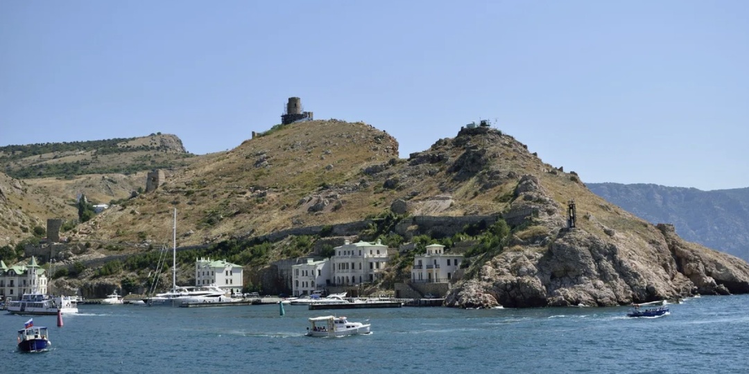 Что удивит в Балаклаве, кроме бухты и подводной лодки