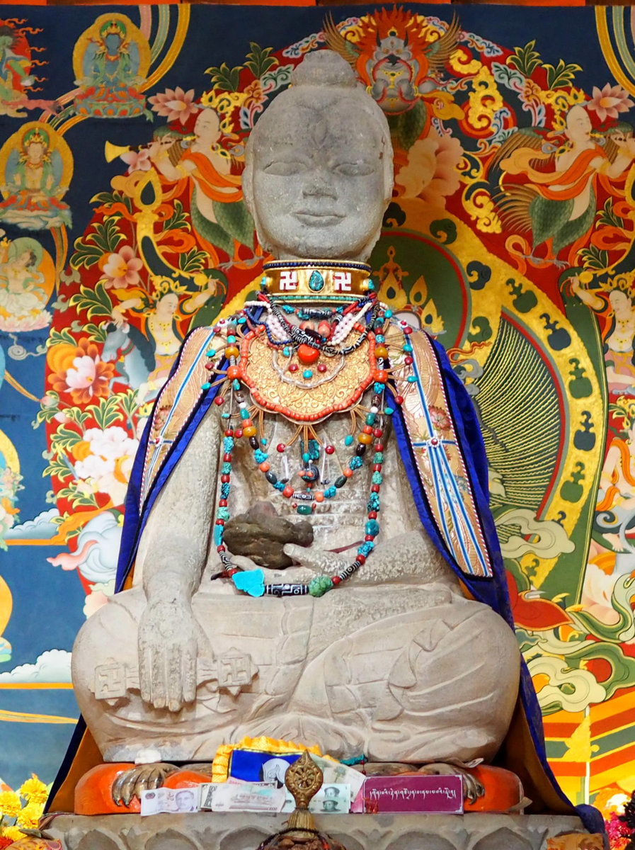 Каменное изваяние Дренпа Намка в бонском монастыре Гургьям