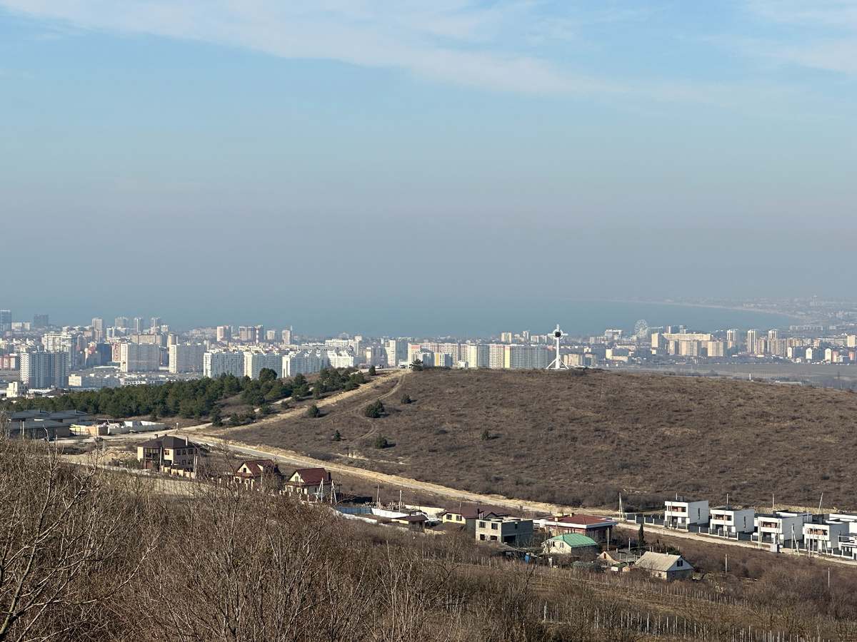 Анапа с высоты. За дымкой- море ..