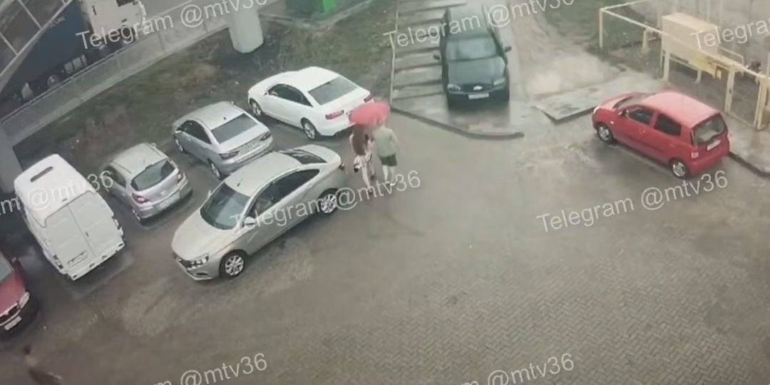 Внедорожник спустился по ступенькам жилого комплекса и возмутил пешеходов