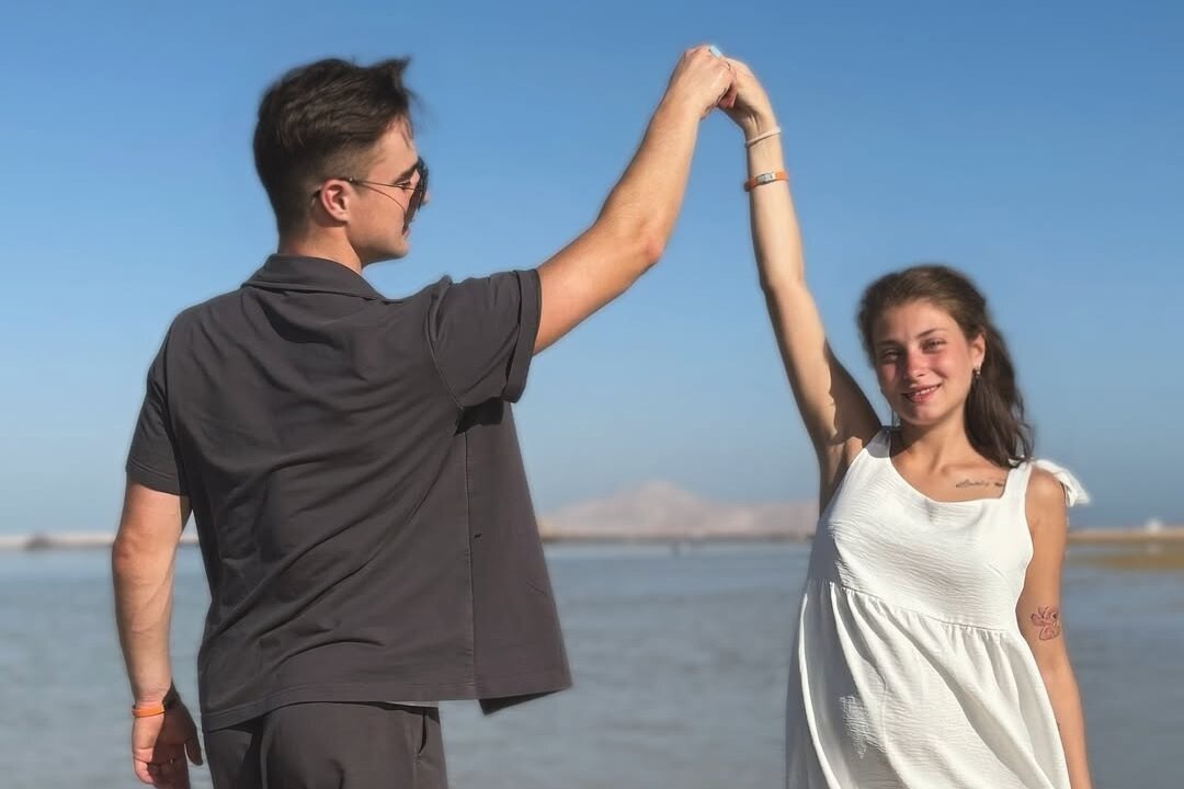     Беременная Алена Косторная исполнила забавный танец перед мужем