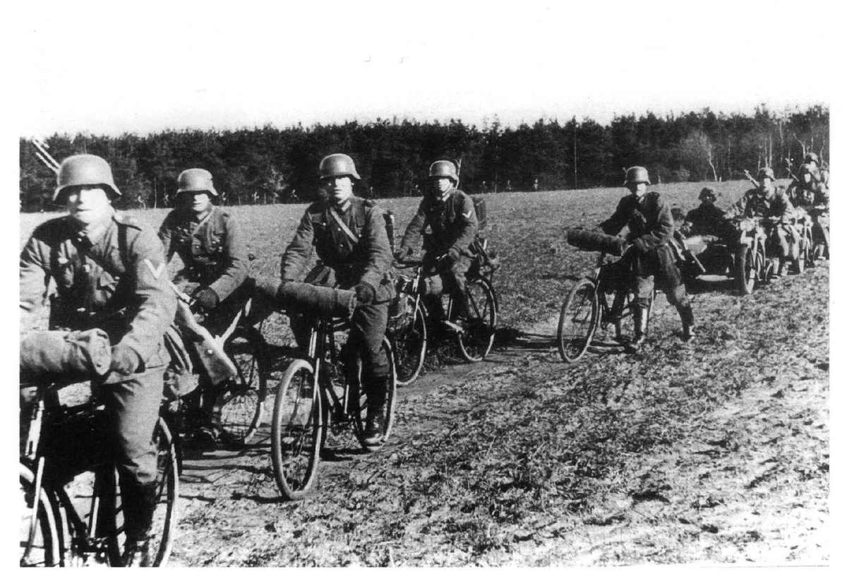 Велосипедисты вермахта на марше. Источник: Richter K.C., Waffen und Ausrüstung der Deutschen Kavallerie 1935-1945. Wölfersheim-Berstadt 