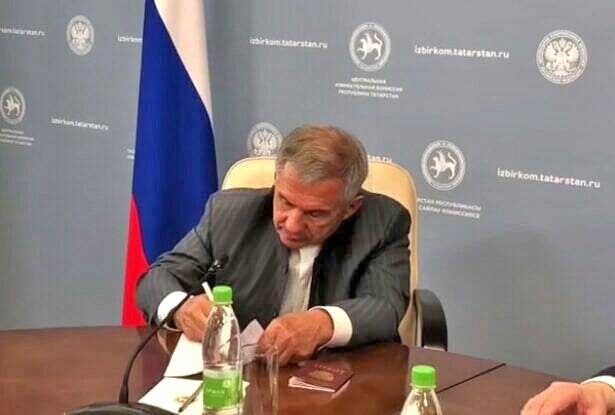 Первым в Центральную избирательную комиссию Татарстана представил документы для регистрации в качестве кандидата на должность Раиса республики Рустам МиннихановФото: rais.tatarstan.ru