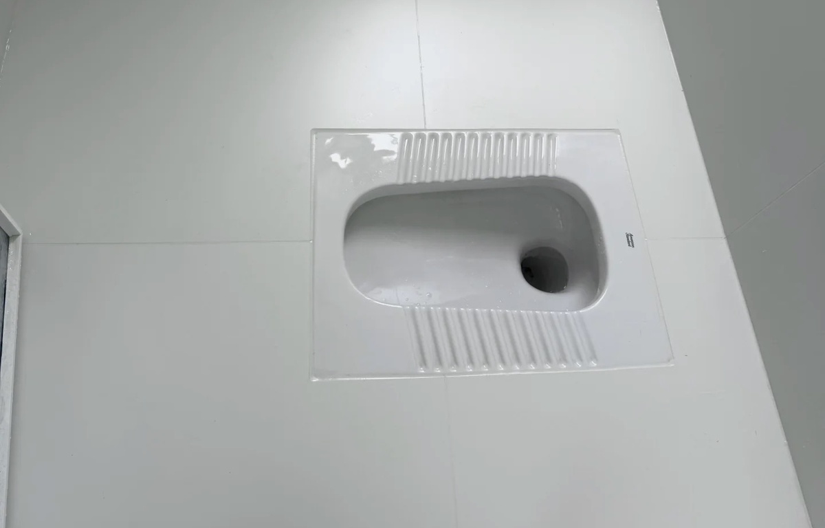 Вы можете удивиться, но даже в некоторых съемных квартирах есть такие "дырки в полу"