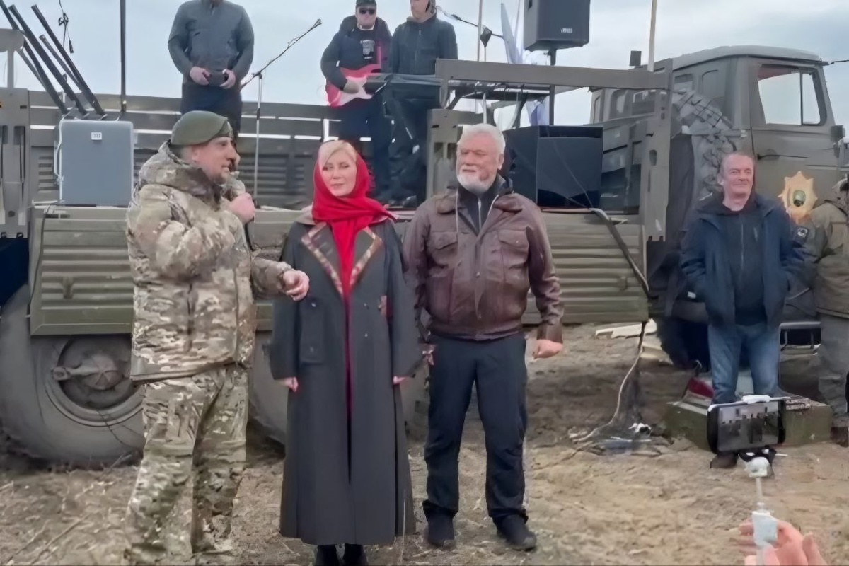 Вика Цыганова исполняет песню “Давай, Вагнер играй” перед бойцами спецназа “Ахмат