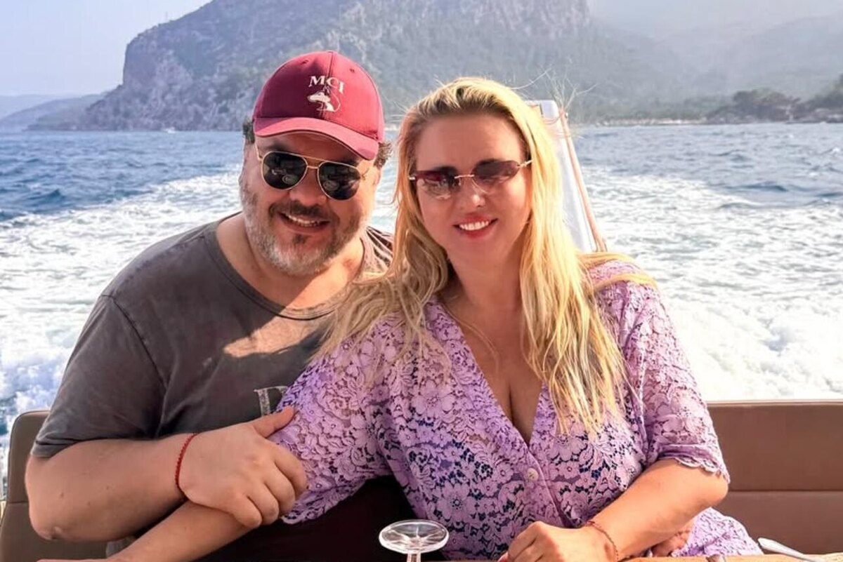    Анна Семенович с возлюбленным Денисом Социальные сети