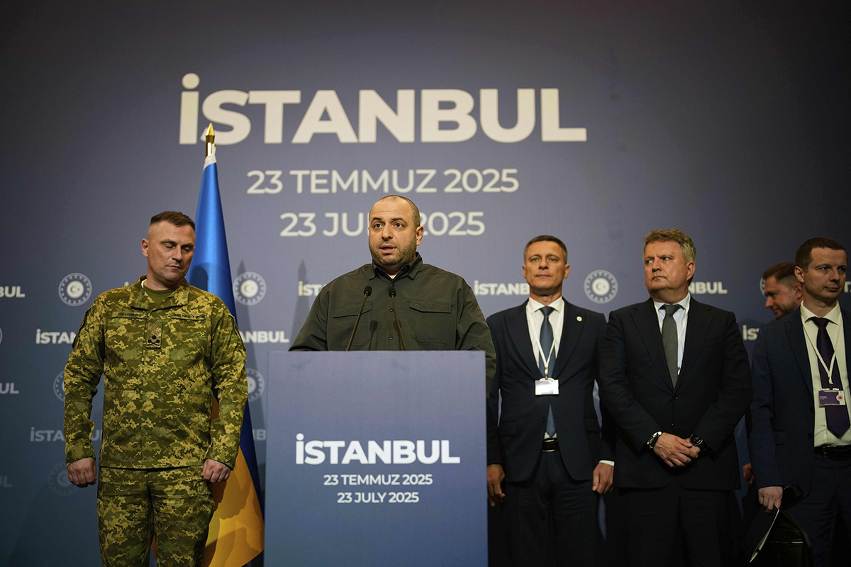   Рустем Умеров (в центре)  
Emrah Gurel / AP