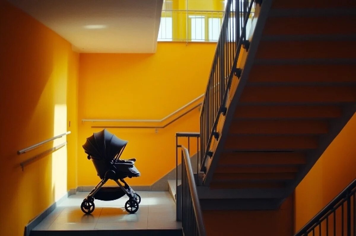    В Мурино завели дело на отца, забывшего коляску с ребенком у магазина