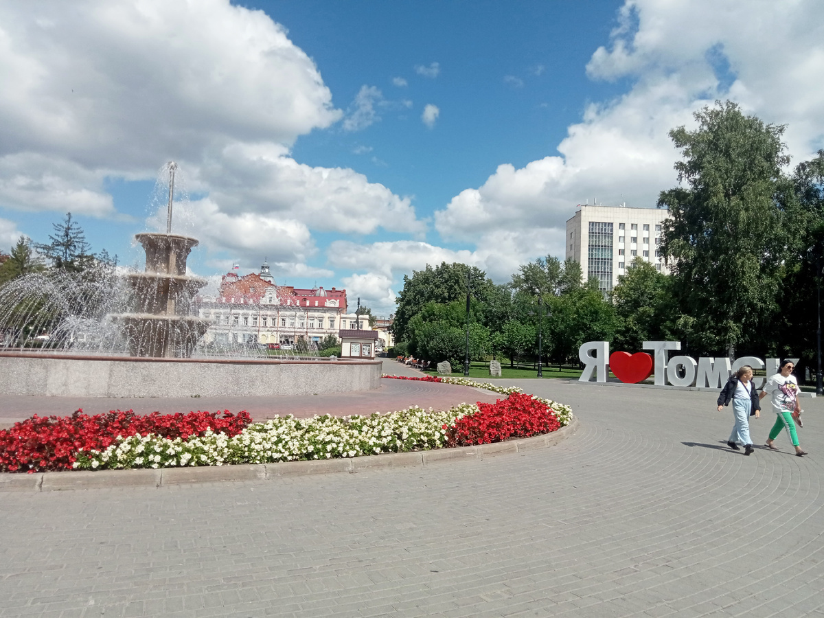 Здание мэрии за фонтаном 