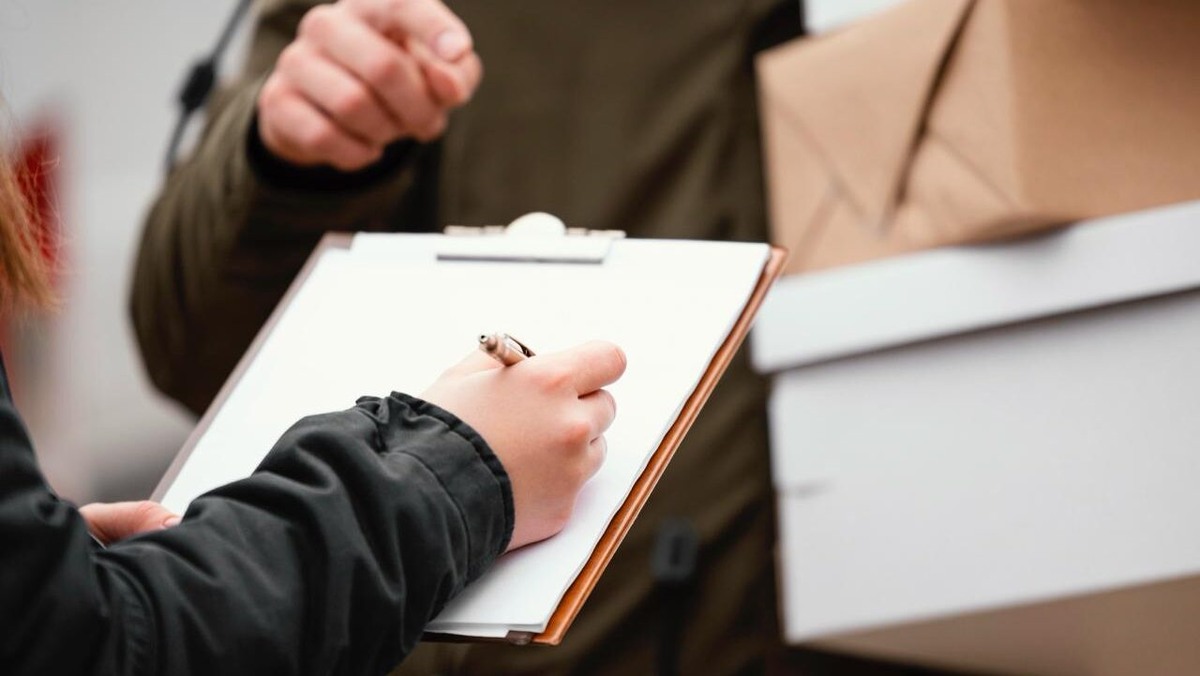    В список конфиската, который нельзя передавать на гуманитарную помощь, вошёл алкоголь. Фото: Freepik