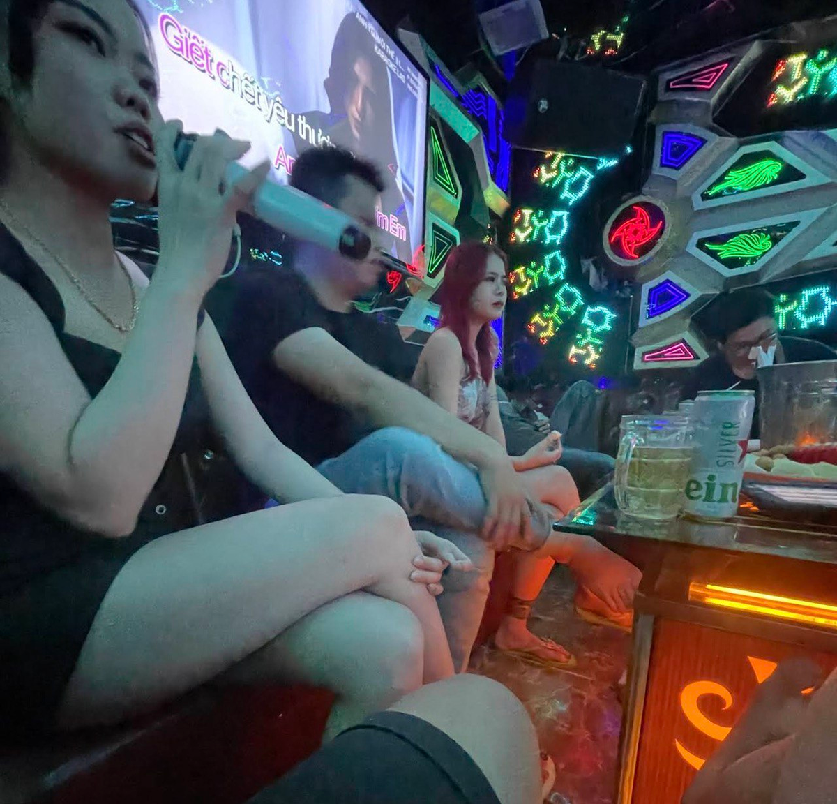 Местное караоке-клуб