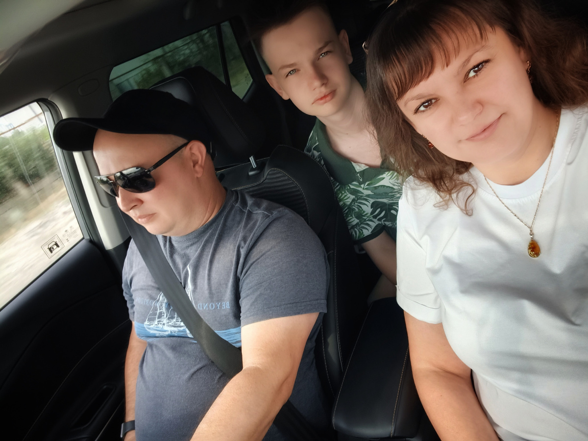 Довольные, что выбрались из города едем гулять 