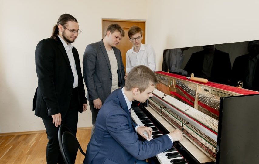 Мастера по ремонту и обслуживанию клавишных инструментов сдали выпускной экзамен в Гнесинке