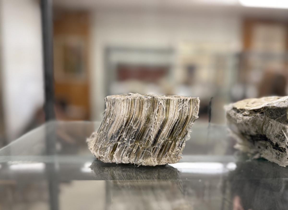 Фото хризотил-асбеста из музея г. Асбеста.