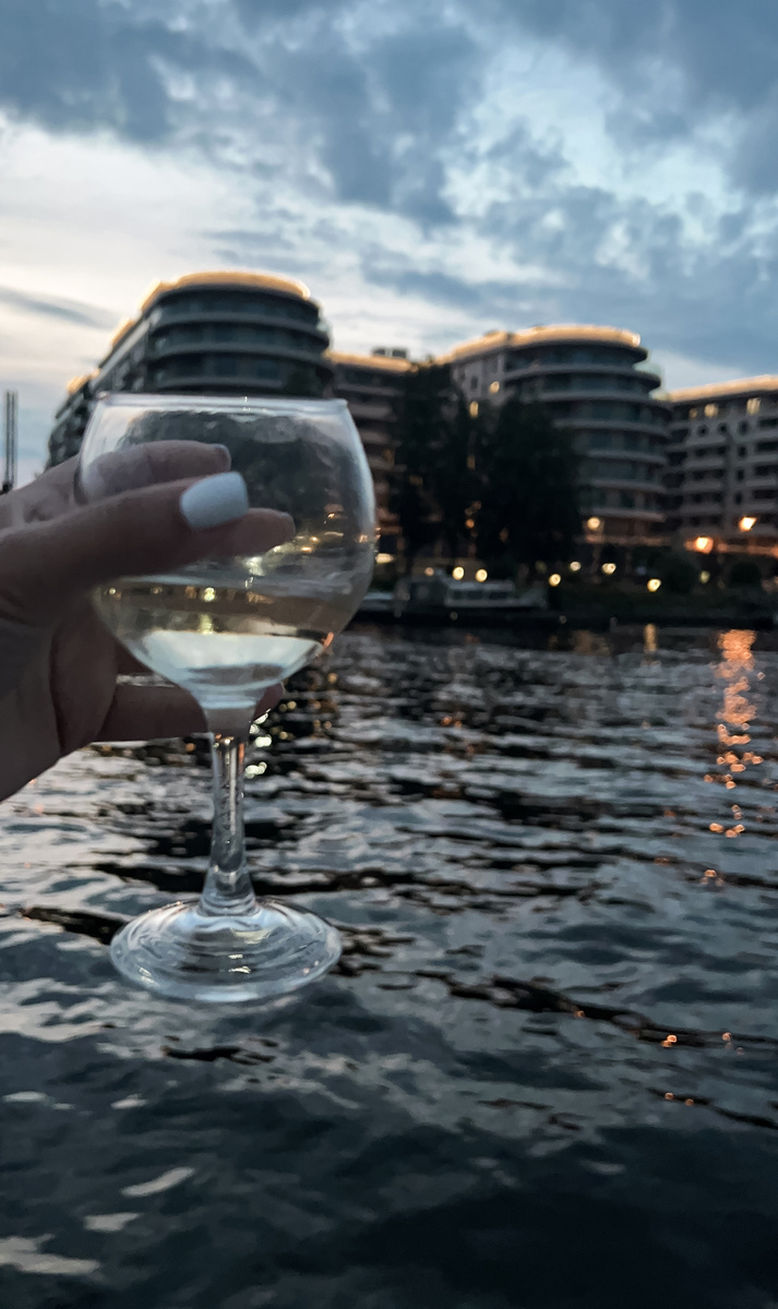 🌊 Иногда нужно просто оторваться.
Я пела песни на катере,
орала от души,
махала людям на берегу —
а они аплодировали!

Было страшно, когда катер резко поворачивал,
но я пересилила страх
и закричала ещё громче —
от свободы, от радости, от жизни.

Иногда это единственное, что нужно:
перестать сдерживаться и снова почувствовать себя живой.